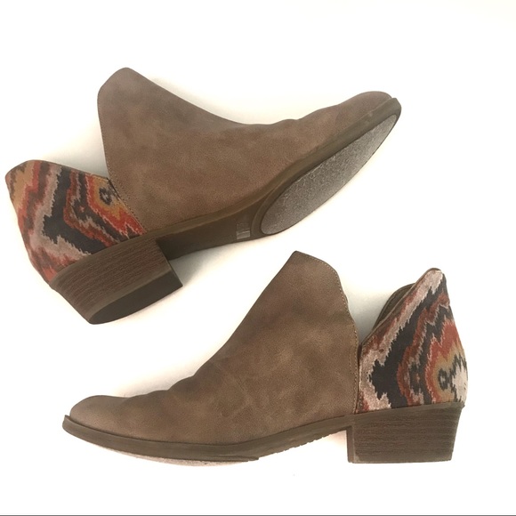 Shoes - Women’s Tan Booties w/ Native Print Size 9.5
